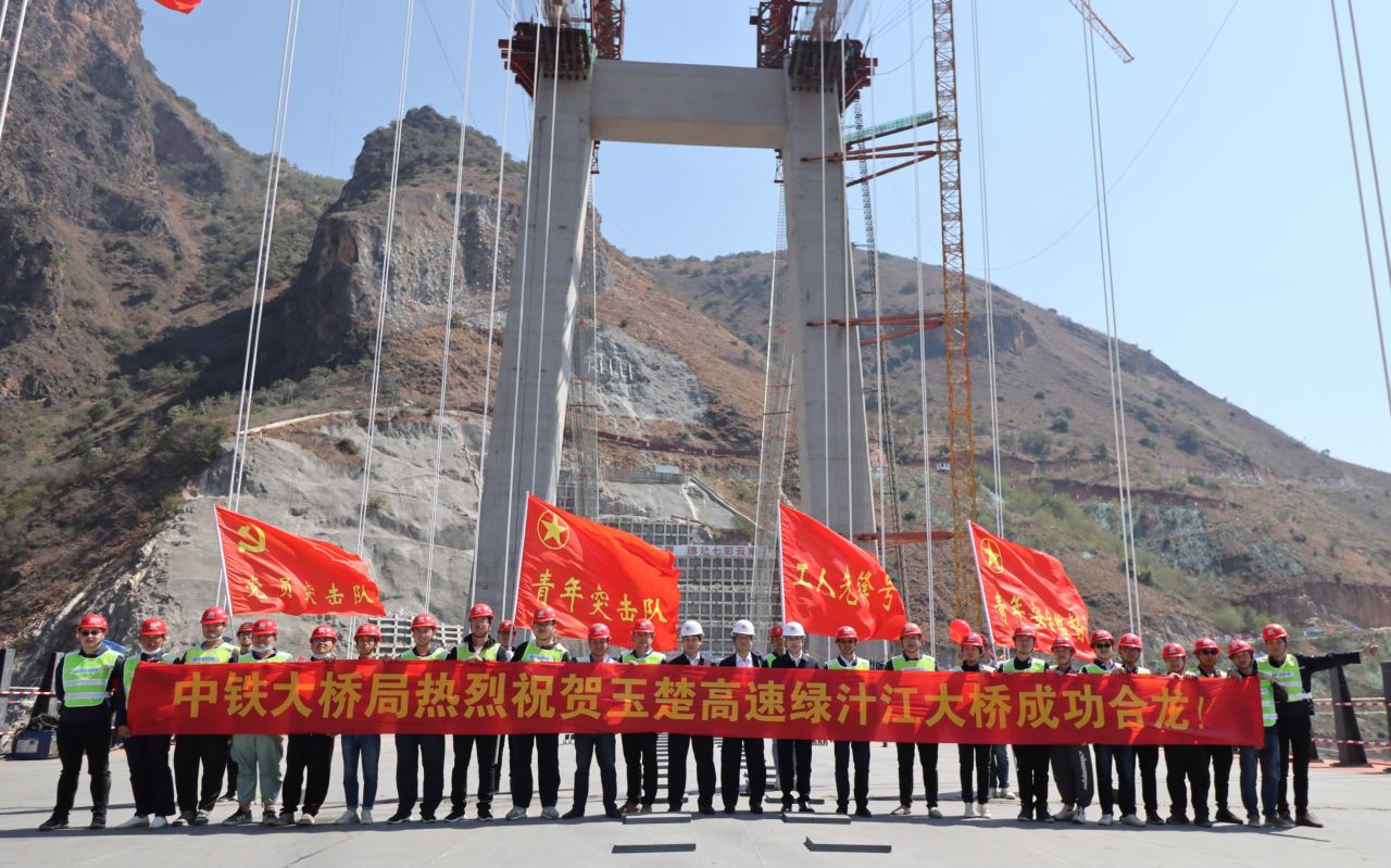 When complete, Lvzhijiang Bridge shorterns the journey between the two sides of the river from 1.5 hours to two minutes.