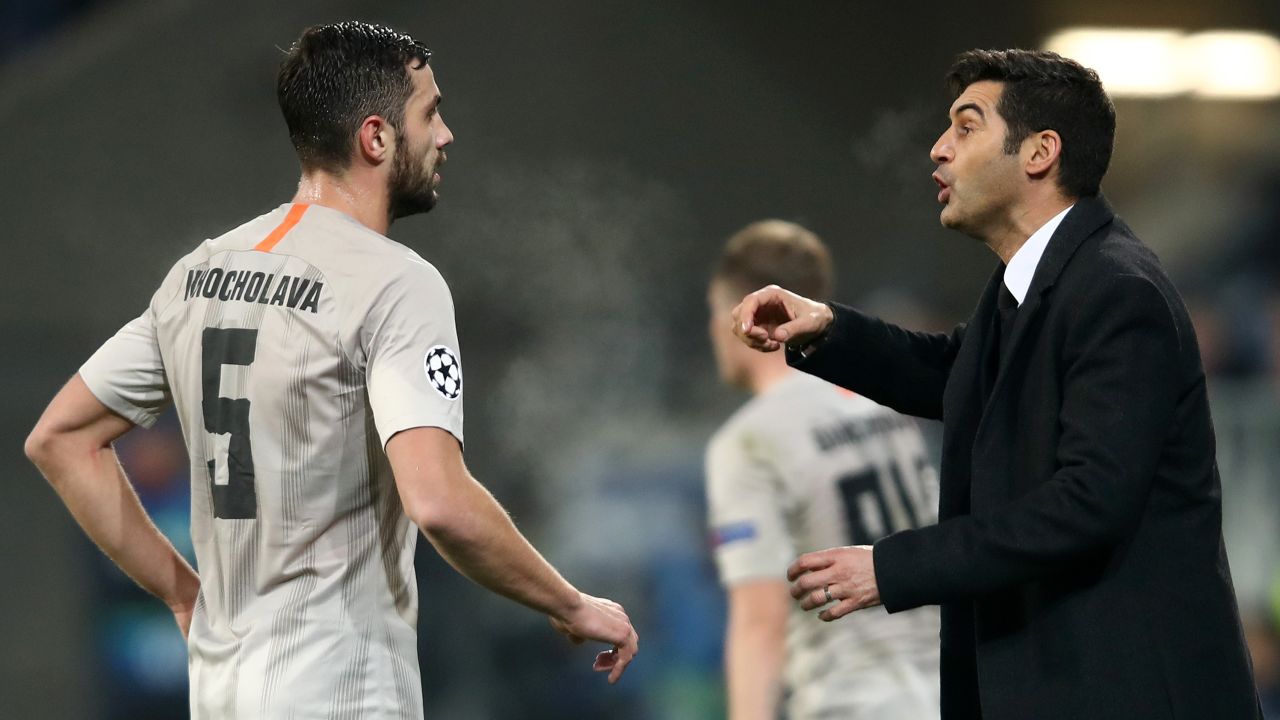 Fonseca in 2018 speaking to his Shakhtar Donetsk players.