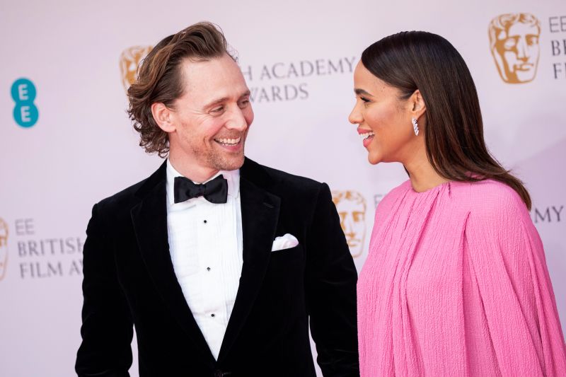 Ciro Al Veri E Gitmek Monar I Tom Hiddleston Middle Finger Sapt Rma   220318104458 Tom Hiddleston Zawe Ashton Baftas 2022 