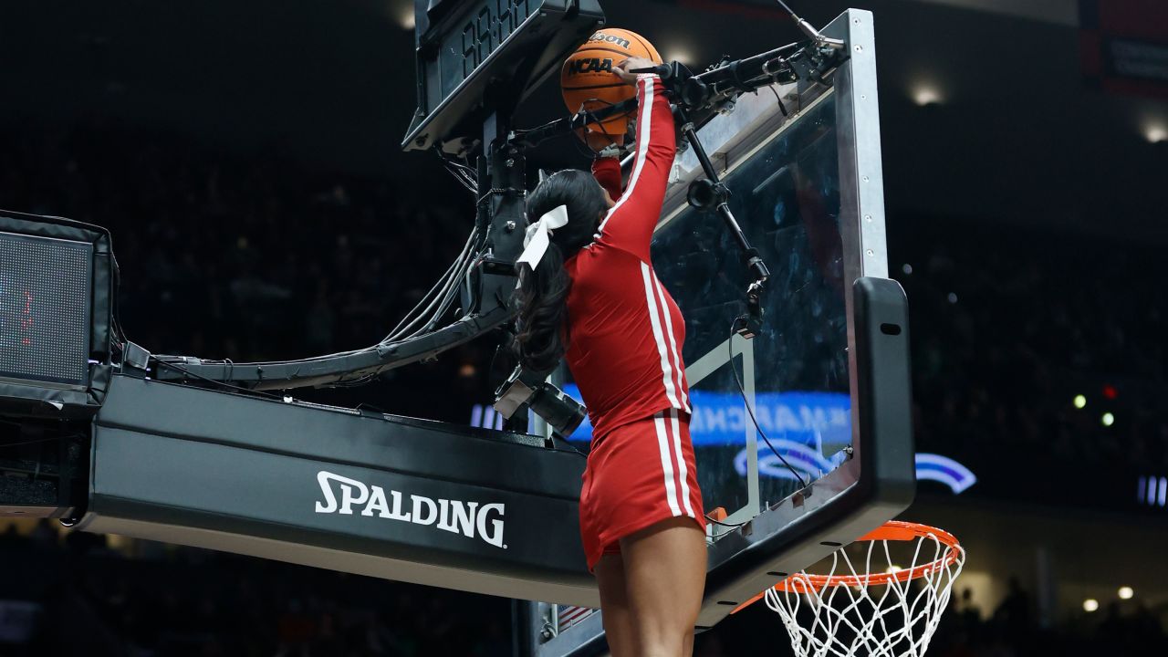 March Madness Indiana cheerleaders save stuck basketball CNN