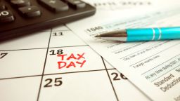 Tax day calendar 2022 STOCK