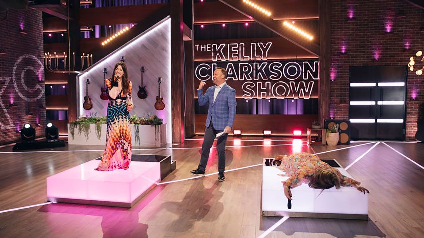 THE KELLY CLARKSON SHOW -- Episode 1138 -- Pictured: (l-r) Anne Hathaway, Matt Iseman, Kelly Clarkson -- (Photo by: Weiss Eubanks/NBCUniversal)