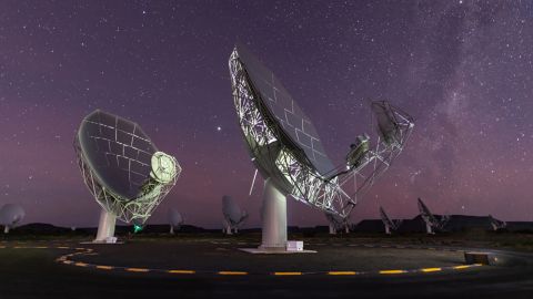 MeerKAT電波望遠鏡のプレートは、南アフリカのカルーの星いっぱいの空の下で見ることができます。 