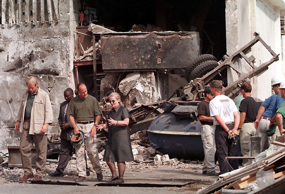 Albright talks with a member of the FBI while visiting the site where a US embassy was bombed in Dar es Salaam, Tanzania, in 1998.