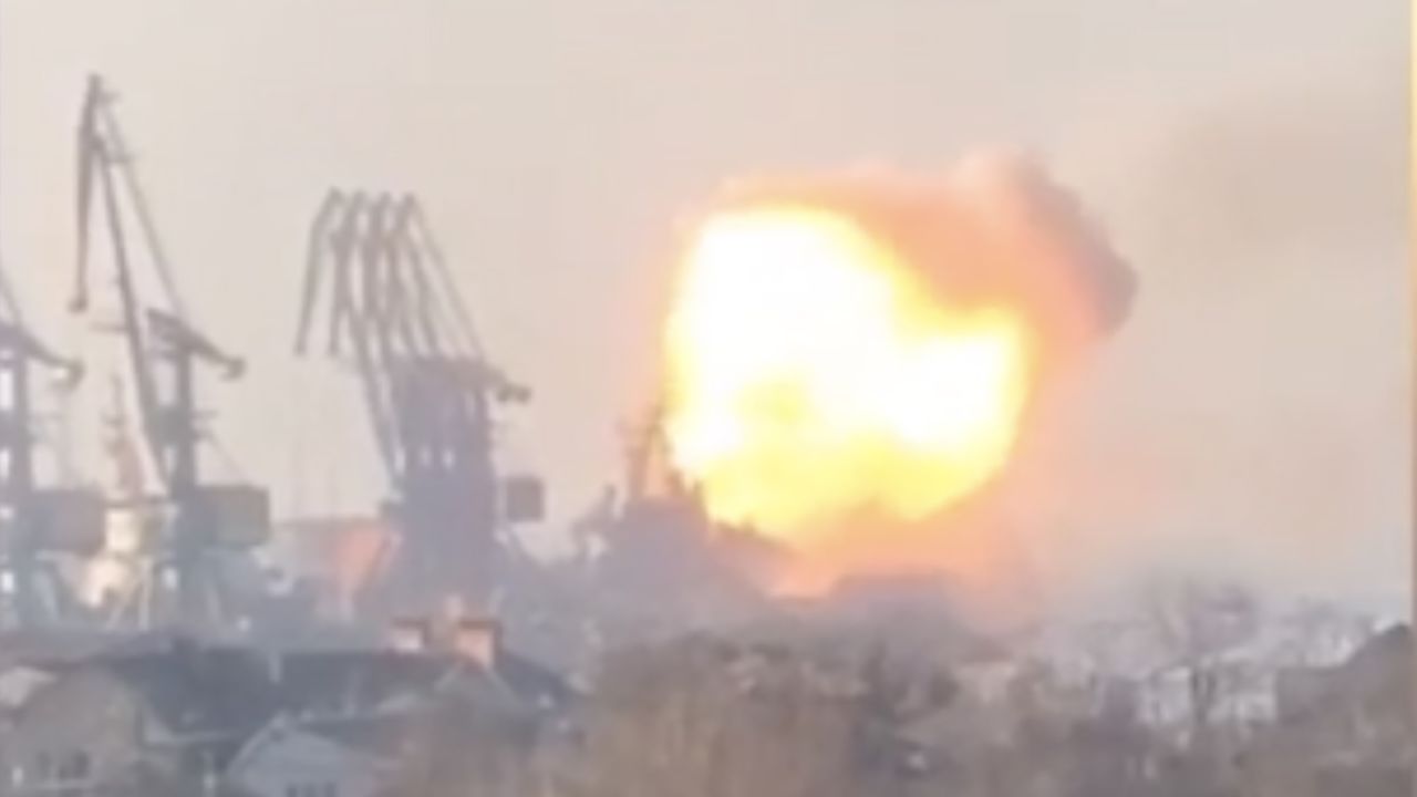 Tangkapan layar dari video yang dibagikan di media sosial tentang kebakaran pelabuhan Berdyansk.
