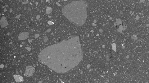 Изображение рентгеновской компьютерной томографии показывает, что находится внутри образца ядра Аполлона-17.