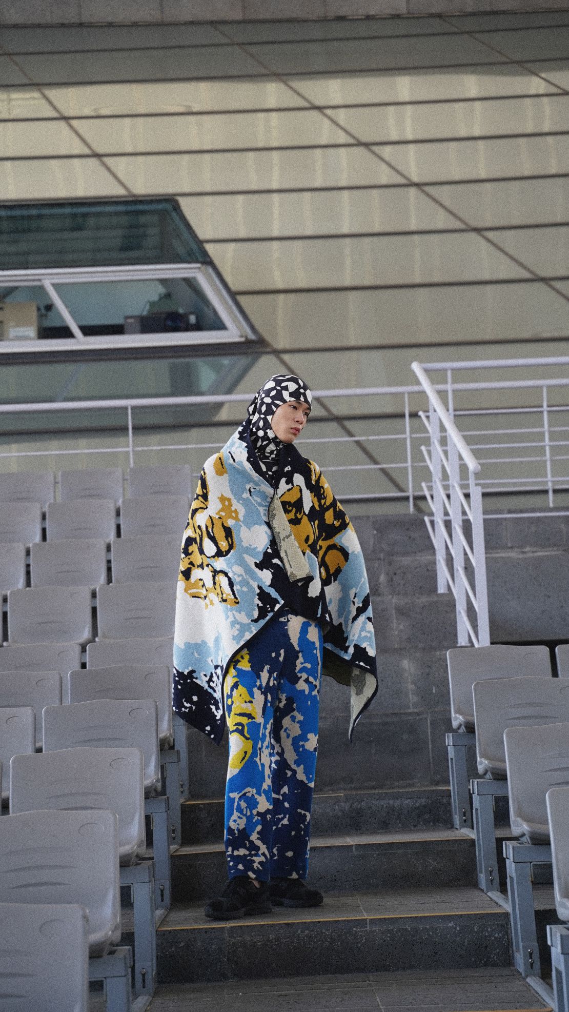 SEOKWOON YOON 
opened with a model wearing this look, with patterns informed by the juxtaposition of industrial materials and flowers. 