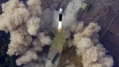 Gambar peluncuran Hwasong-17 pada 24 Maret 2022, seperti yang dipublikasikan di media pemerintah Korea Utara.