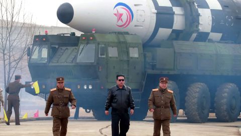 Pemimpin Korea Utara Kim Jong Un berjalan di depan rudal, dalam foto yang dirilis oleh media pemerintah pada 25 Maret 2022.