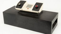 Оригиналният макет на домашната система Pong от 1975 г. беше продаден за $270 910 на търг.