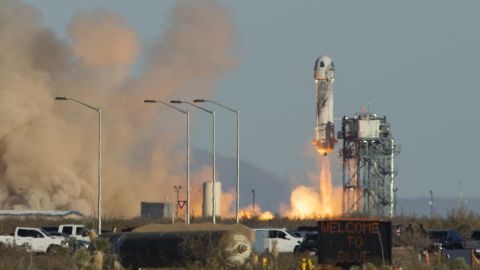 Une fusée Blue Origin New Shepard est lancée le 11 décembre 2021 dans l'ouest du Texas près de Van Horn. 