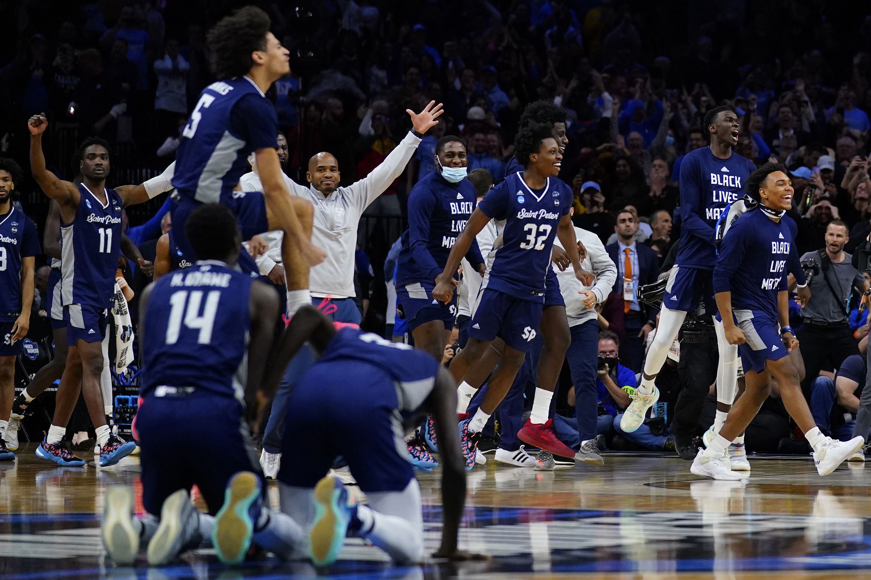 Saint Peter's becomes first No. 15 seed to reach Elite Eight in NCAA  tournament history | CNN
