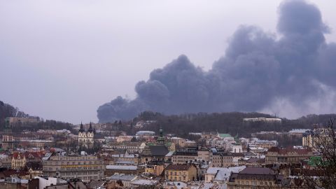 Καπνός ανέβηκε στον αέρα στο Lviv, στη δυτική Ουκρανία, το Σάββατο.