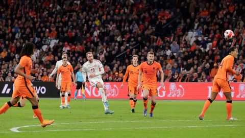 Christian Eriksen marca con el primer toque para Dinamarca en su regreso al fútbol internacional tras un paro cardíaco
