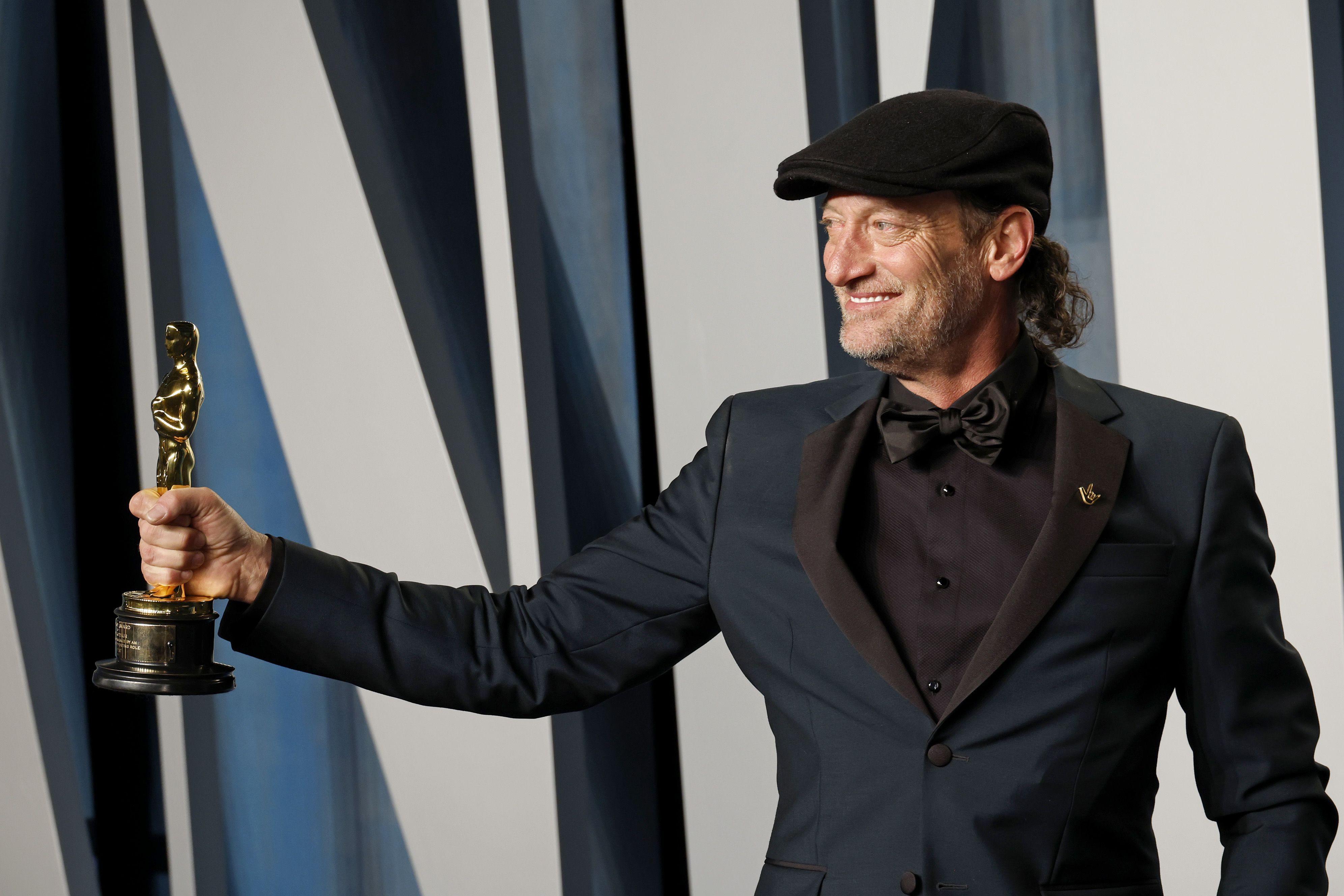 CODA' actor Troy Kotsur's moving Oscar win brings audience to its feet with silent applause | CNN CODA' actor Troy Kotsur's moving Oscar win brings audience to its feet with silent applause | CNN