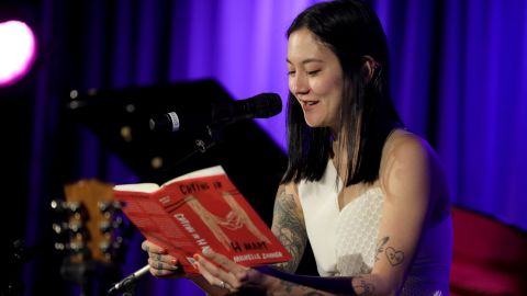 Michelle Zoner, cantante principal del programa de desayuno japonés, lee su libro el mes pasado en Los Ángeles. 