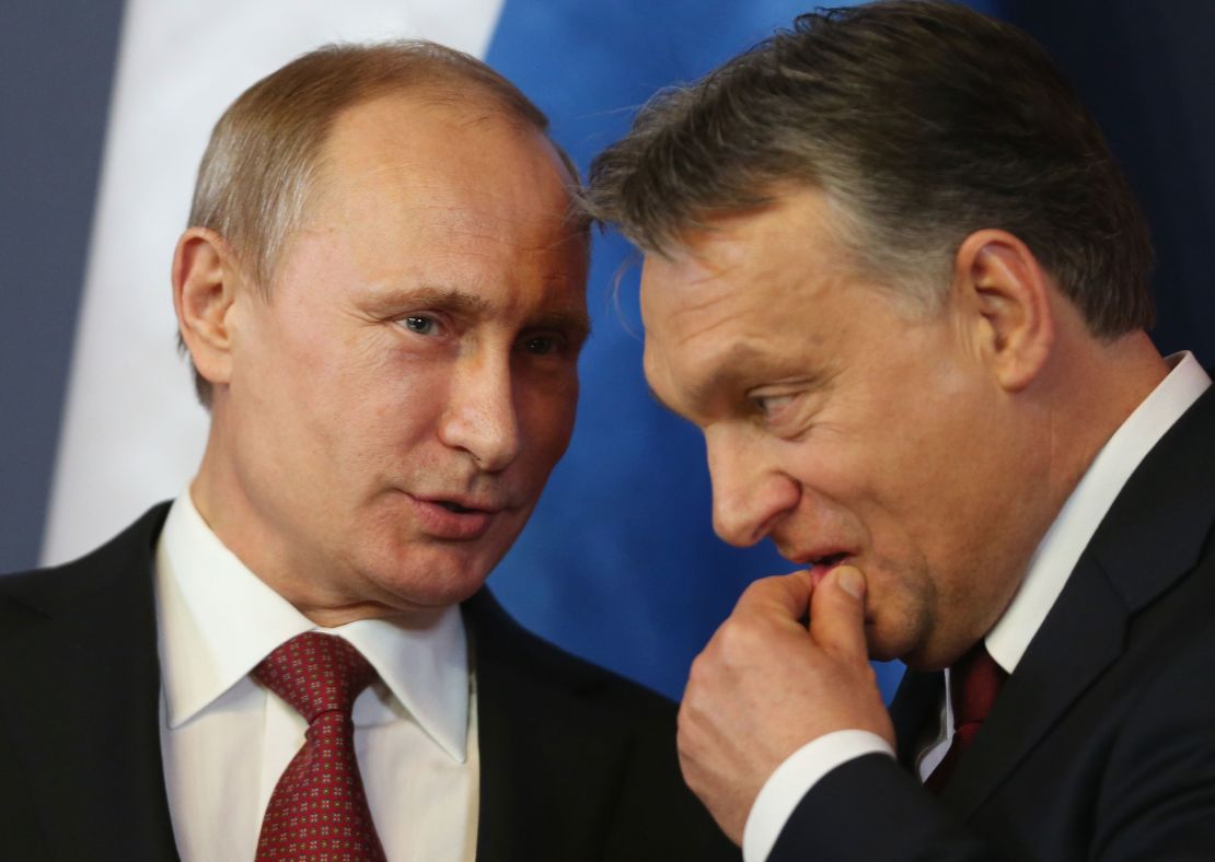 BUDAPEST, HUNGRÍA - 17 DE FEBRERO: El presidente ruso Vladimir Putin (L) y el primer ministro húngaro Viktor Orban conversan durante una ceremonia de firma de varios acuerdos entre los dos países en el Parlamento el 17 de febrero de 2015 en Budapest, Hungría. Putin se encuentra en Budapest en una visita de un día, su primera visita a un país miembro de la UE desde que asistió a las ceremonias que marcaron el 70º aniversario de las invasiones del Día D en Francia en junio de 2014. (Foto de Sean Gallup/Getty Images)