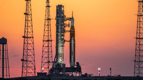Stos rakiet Artemis I można zobaczyć o wschodzie słońca 21 marca w Kennedy Space Center na Florydzie. 