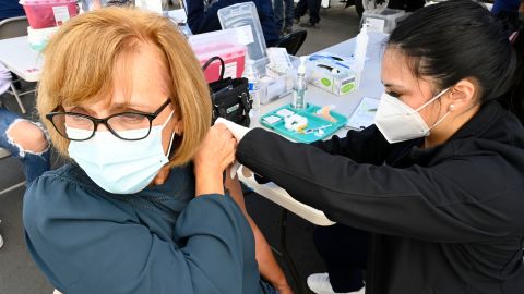 Cathy Dozal reçoit sa deuxième injection de rappel Covid-19 de Patricia Lizardo, étudiante en soins infirmiers professionnels, cette semaine à Long Beach, en Californie. 
