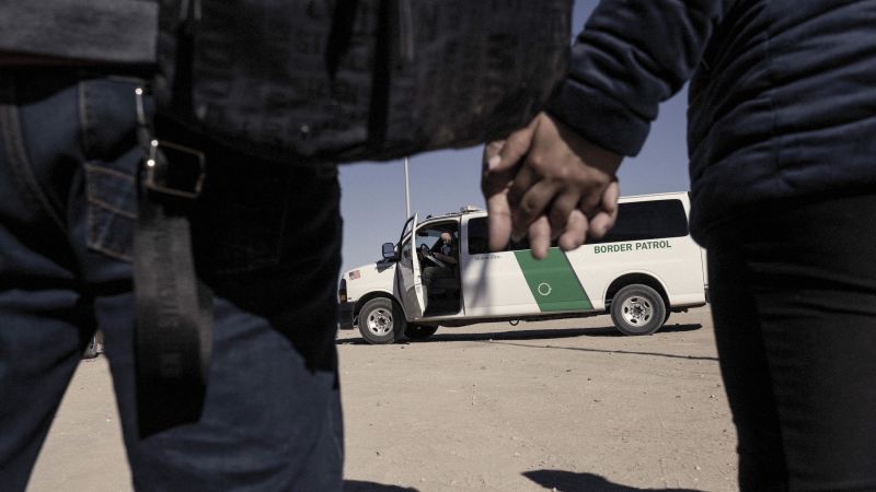 CBP permite que unos cientos de migrantes vulnerables busquen asilo esta semana mientras miles esperan en México a que termine el Título 42, dicen las fuentes