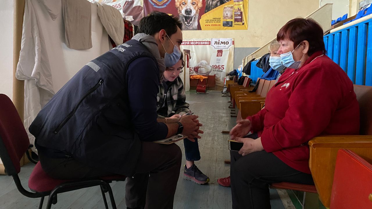 Dr. John Roberts with International Medical Corps speaks with refugees in Lviv, Ukraine. 