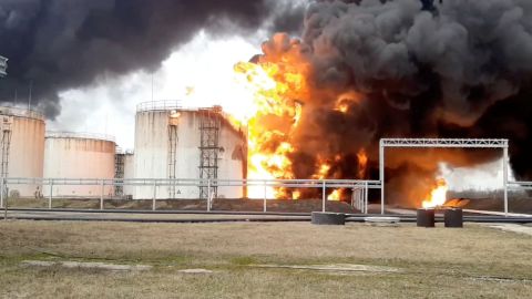 Statický snímek pořízený z videa ukazuje hořící sklad paliva ve městě Belgorod 1. dubna 2022. 