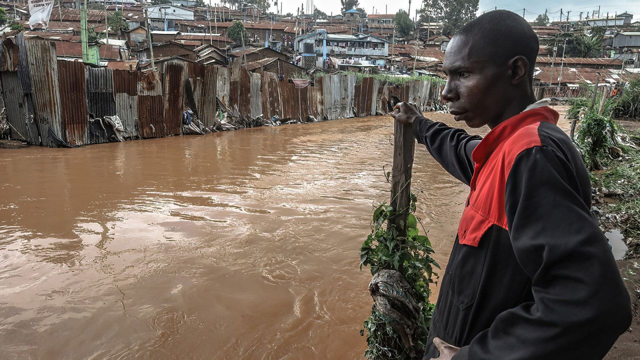 In contrast, the slums of Nairobi such as Kibera (pictured) are densely populated, with little to no greenery. These areas are particularly vulnerable to floods which affect the livelihoods and safety of the residents. In May 2021, severe floods caused by heavy rainfall led to casualties and many people living near the Mutuine River were displaced.