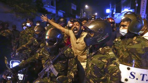 Một người biểu tình bên ngoài dinh thự riêng của tổng thống ở Colombo, Sri Lanka, ngày 31/3.