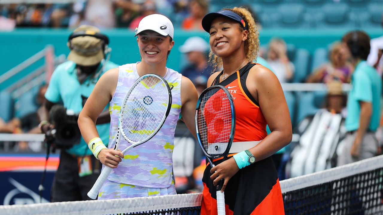 Iga Swiatek of Poland and Naomi Osaka of Japan at the women's singles finals in the Miami Open on Saturday.