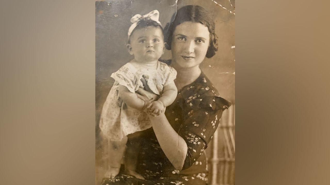 Margaryta Zatuchna pictured with her mother in 1940.