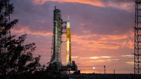 Stoh raket Artemis I lze vidět při východu slunce 23. března v Kennedyho vesmírném středisku na Floridě. 