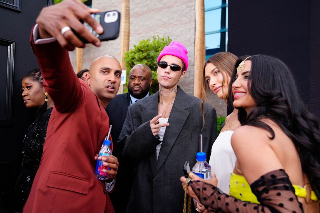 Justin Bieber (center) wore an oversized suit and hot pink beanie.