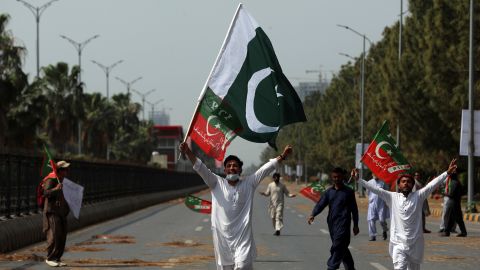 Imran Khan de Pakistán está luchando por mantenerse en el poder.  Esto es lo que sucede a continuación