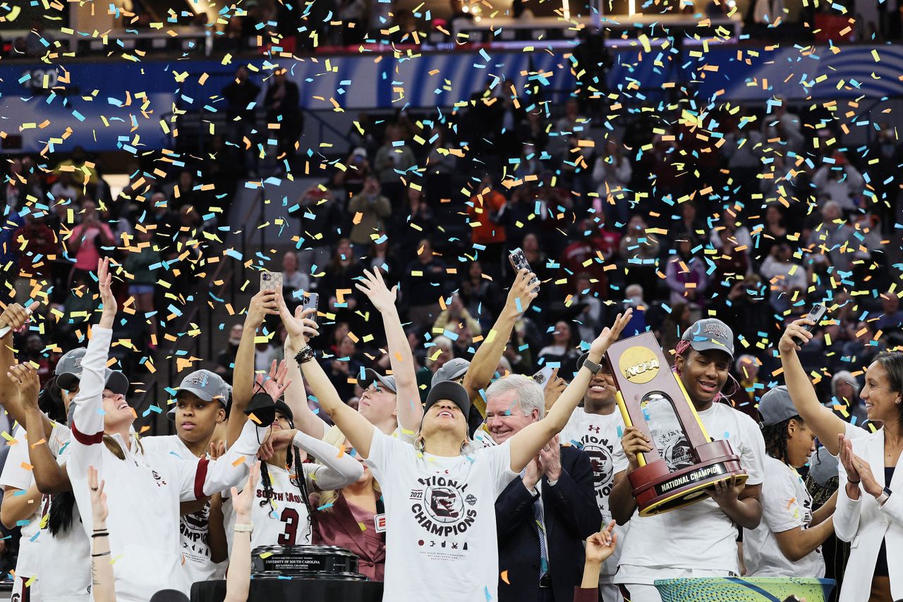 South Carolina head coach Dawn Staley, center, celebrates with her team as Boston lifts the trophy.