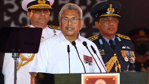 Šrilankas prezidents Gotabaya Rajapaksa (centrā) uzrunā tautu Kolombo 4.februārī.