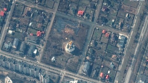 Cinco cosas importantes que sucedieron en Ucrania durante el fin de semana | CNN 4 Una imagen satelital del 31 de marzo muestra una tumba en Bucha, con una zanja de aproximadamente 45 pies de largo.