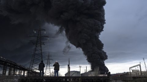 La gente observa cómo se eleva el humo en el aire después de los bombardeos en Odesa el 3 de abril.