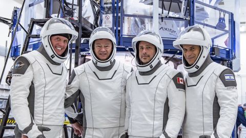 Prikazana je posadka AX-1 (z leve): Larry Connor, Michael Lopez-Alegria, Mark Pathey, Michael Lopez-Alegria in Ayton Stibbe.