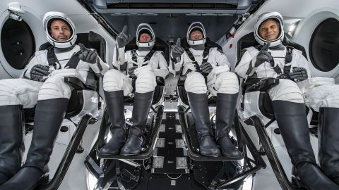 Ax-1 Crew (da sinistra a destra) Mark Pathy, Larry Connor, Michael López-Alegría e Eytan Stibbe in SpaceX Crew Dragon durante l'allenamento.
