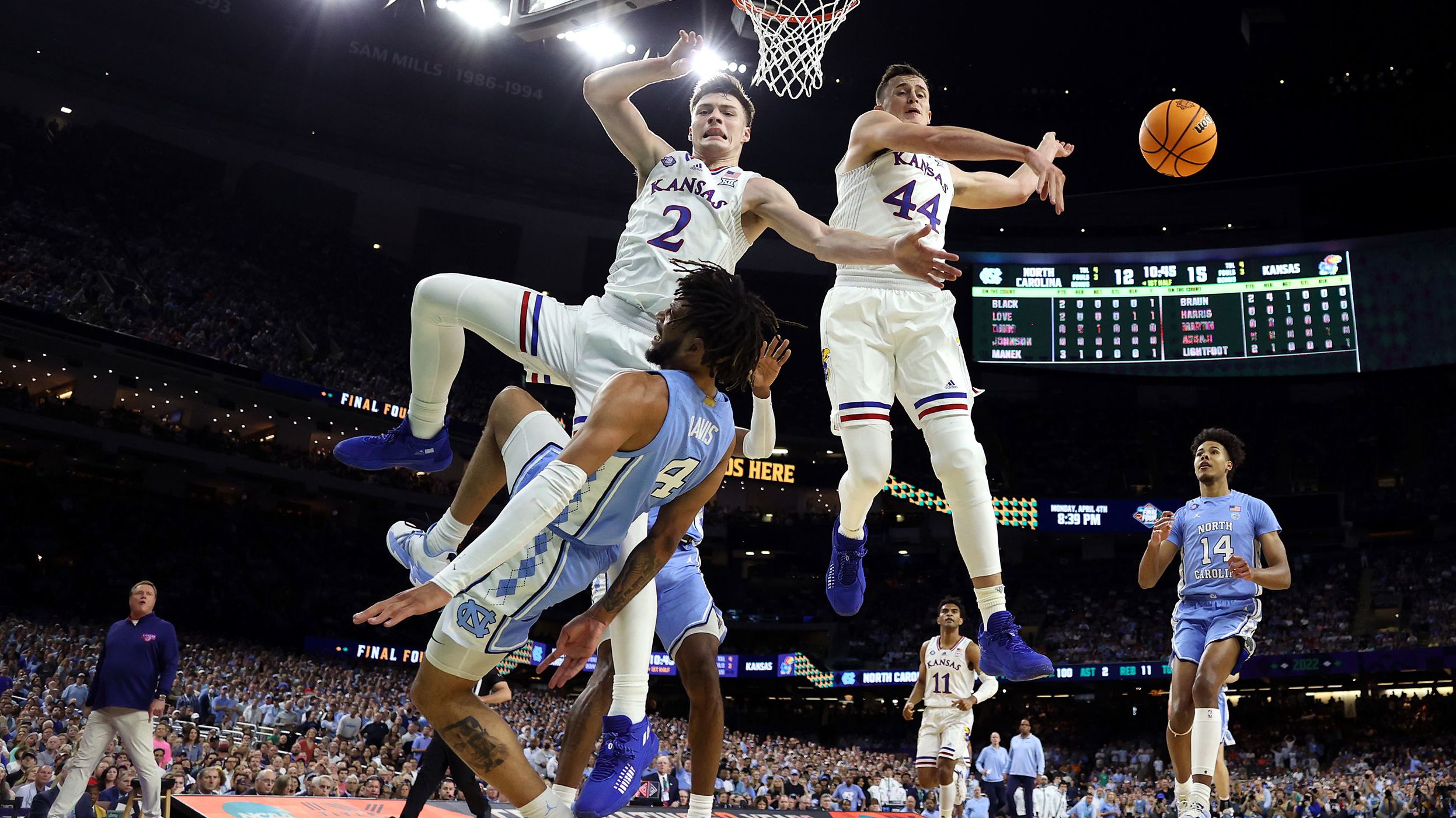 Davis, center, is defended by Braun and Mitch Lightfoot in the first half.