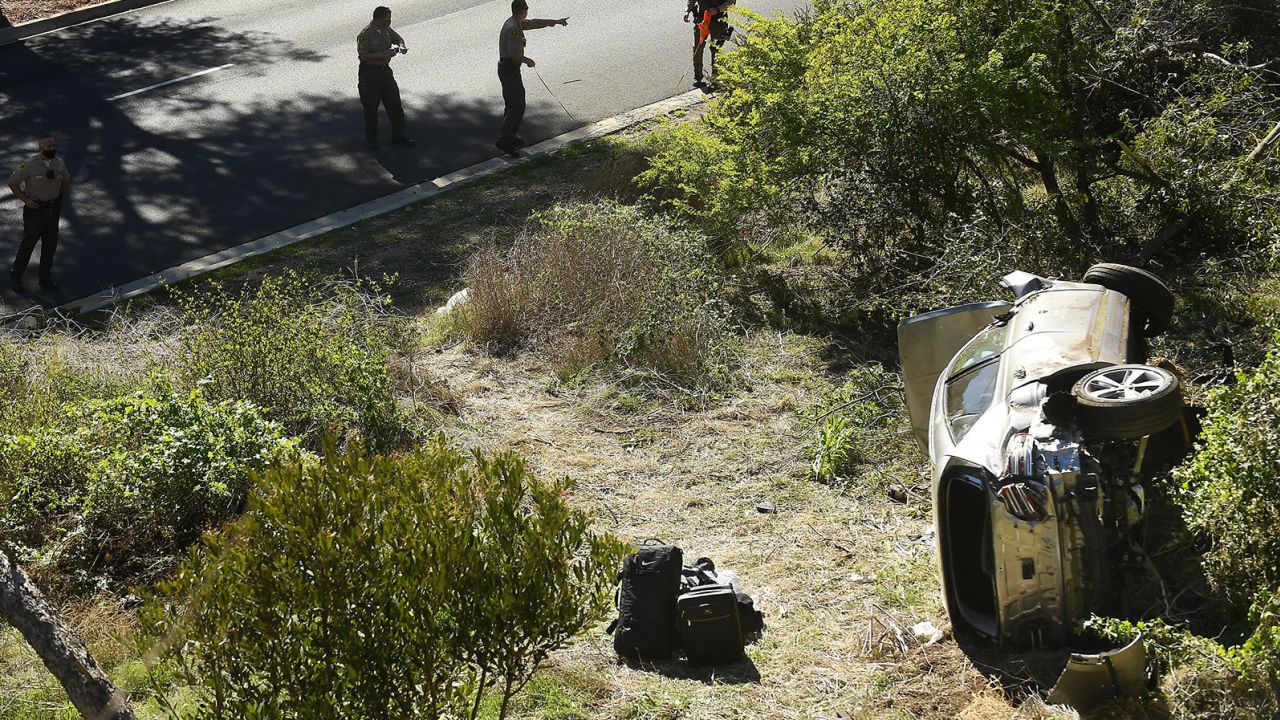 L.A. County Sheriff's officers investigate an accident involving Woods' car in 2021.