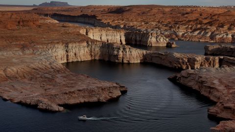 Vaizdas į Powell ežerą 2022 m. kovo 27 d. Peidže, Arizonoje.  Vandens lygis ir toliau mažėja, nes vakarinėje JAV dalyje paūmėja didžiulė sausra.