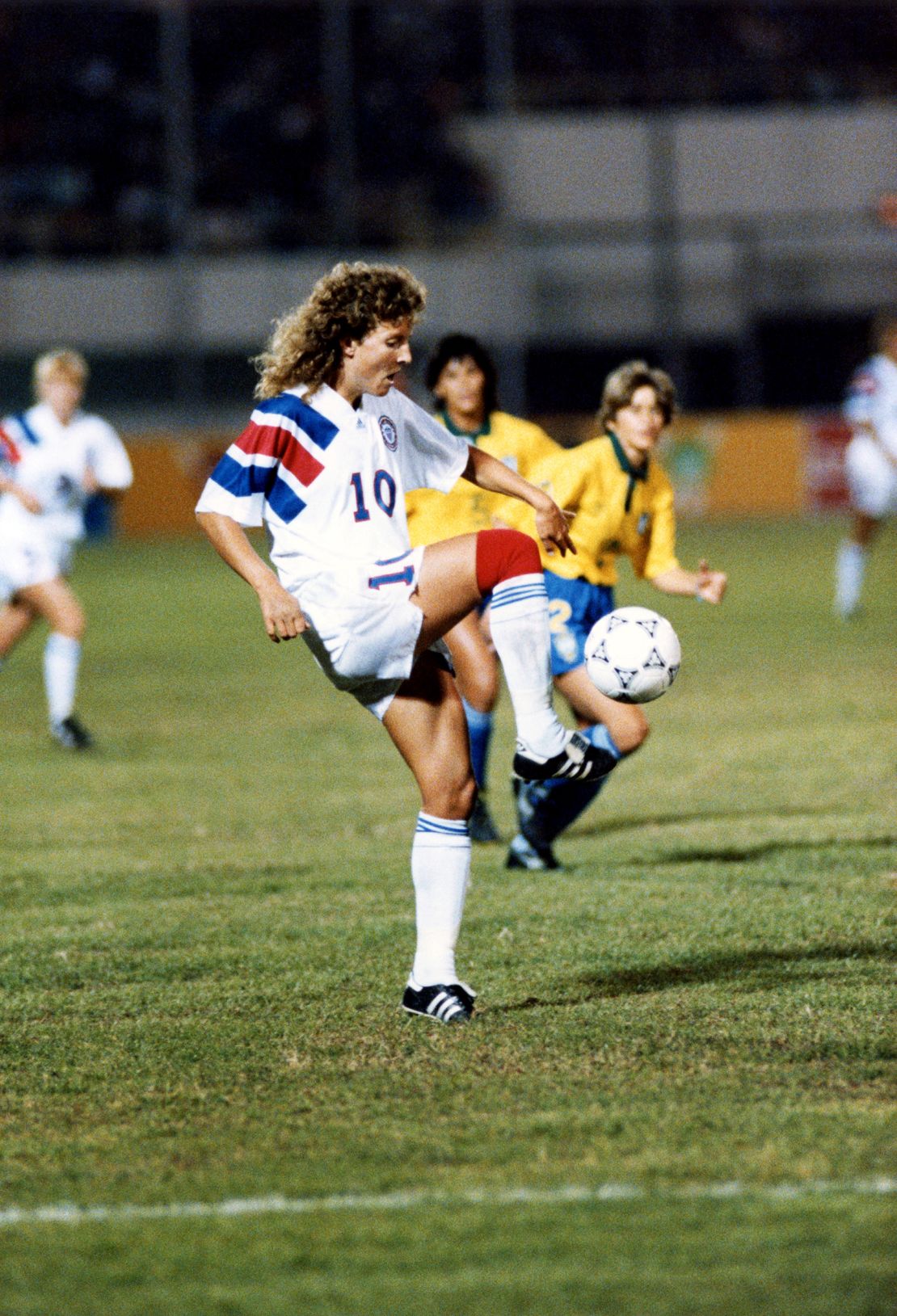 Michelle Akers, represented in the exhibition among the legendary number 10s, won two World Cups and an Olympic Gold Medal.