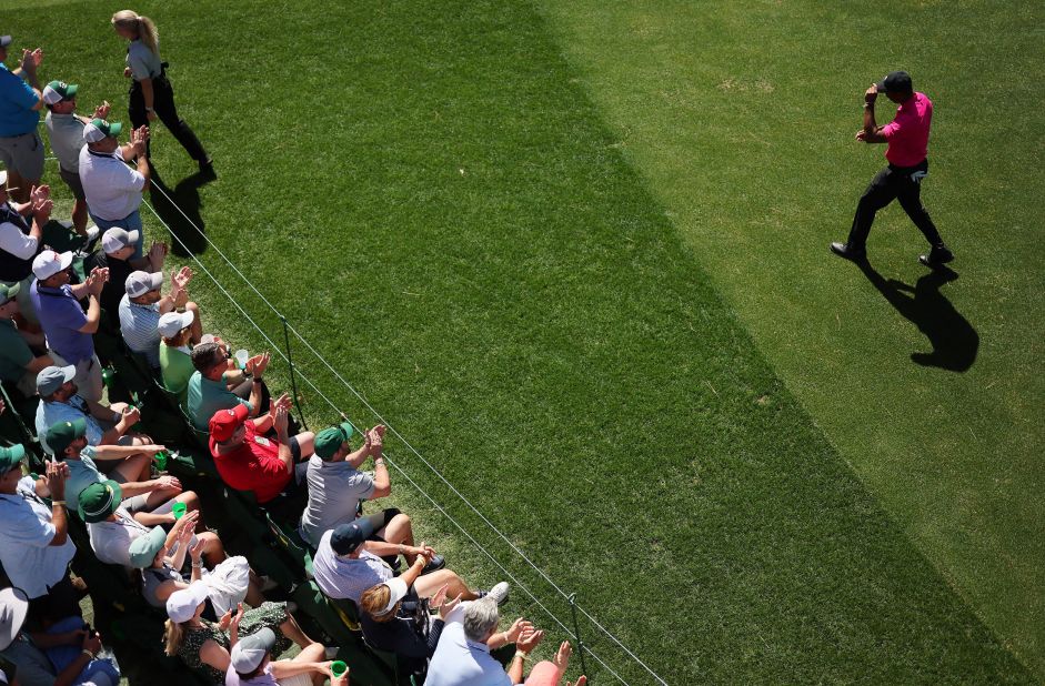 Woods is applauded as he walks onto the 16th tee on Thursday.