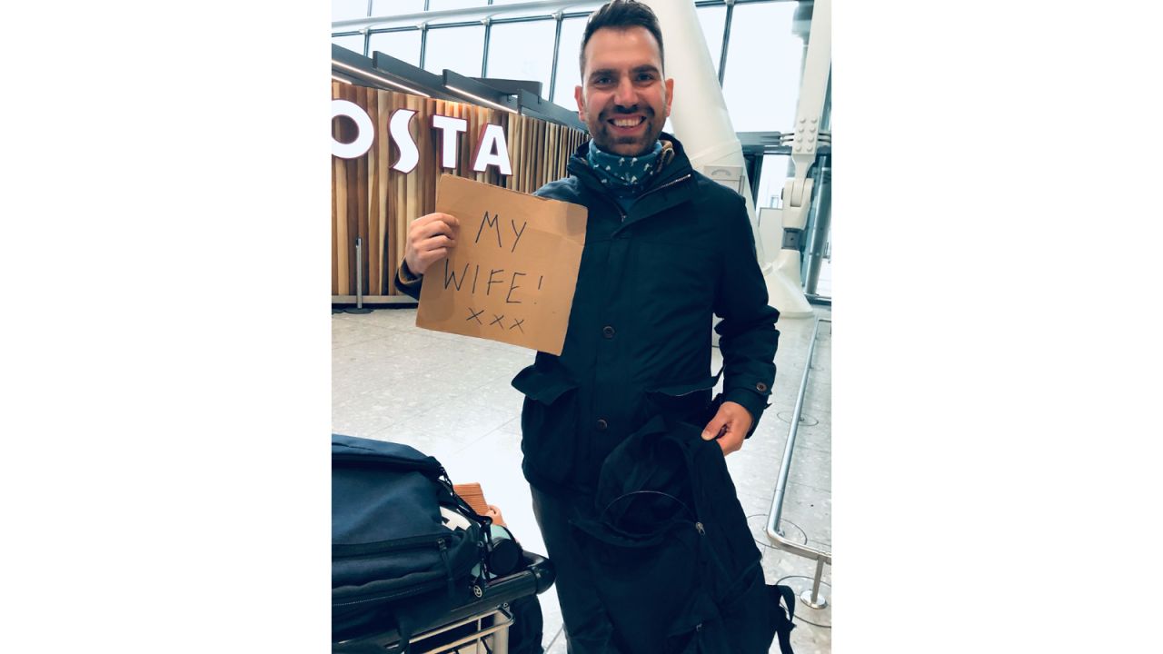 <strong>Long-distance love: </strong>The pair began dating and Richard continued to travel for work. When she'd return from her trips, Gostling would meet her at the airport, each time holding up a different sign for her. 