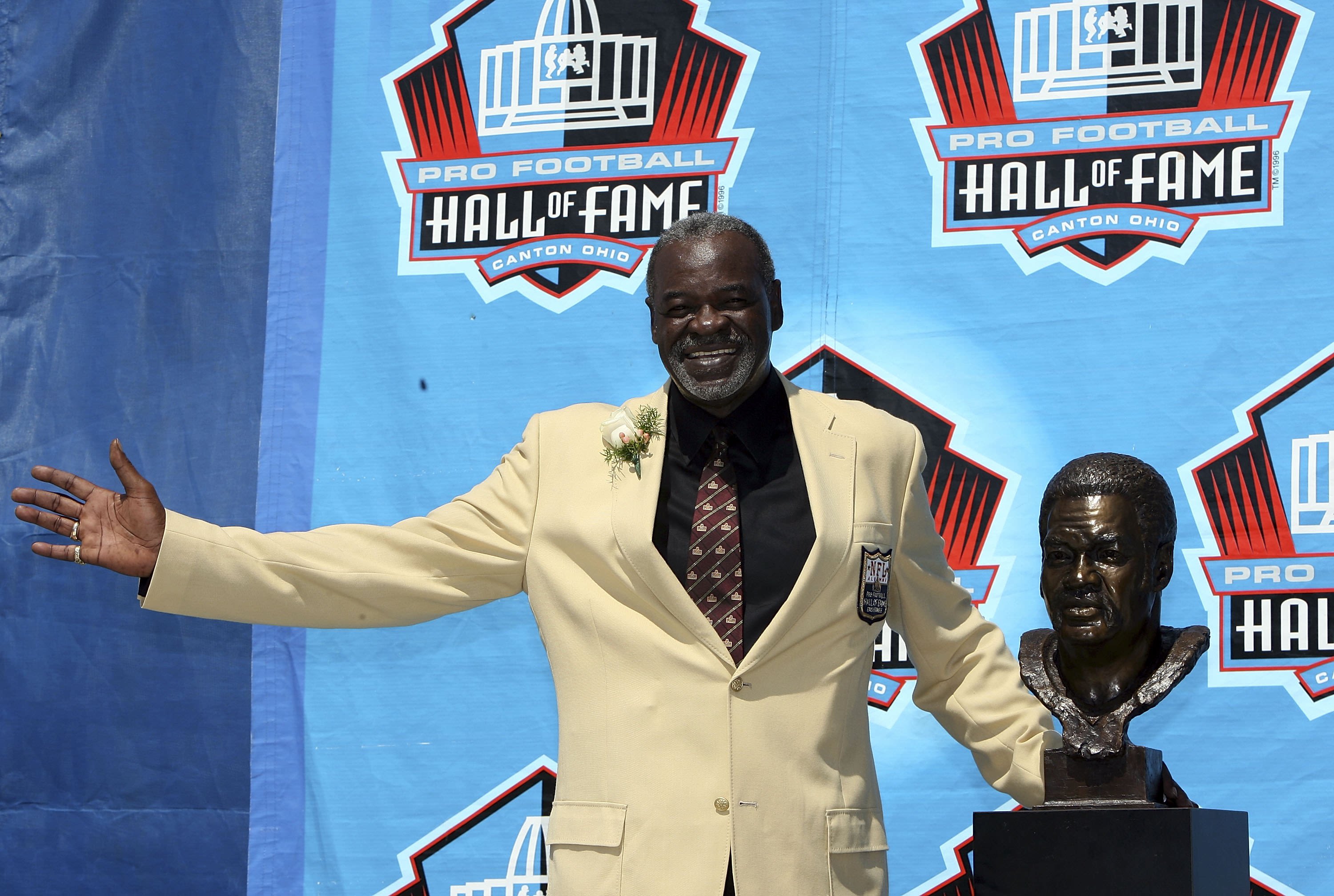 October 01, 2017: Former Dallas Cowboy and NFL Hall of Famer Rayfield Wright  is honored along with many other former players before an NFL football game  between the Los Angeles Rams and