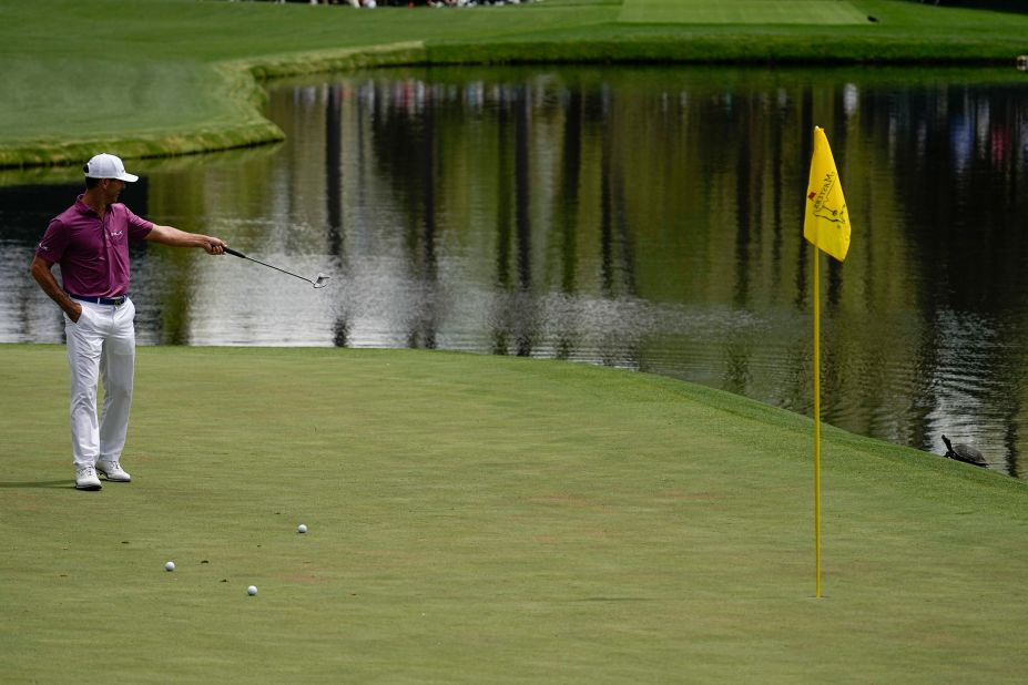 Billy Horschel points to a turtle on the fringe of the 16th green Friday.