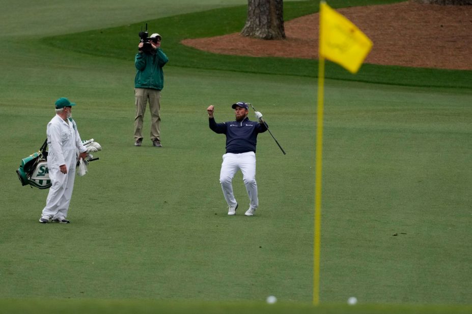 Lowry reacts to a missed eagle chip on the 15th hole Friday.