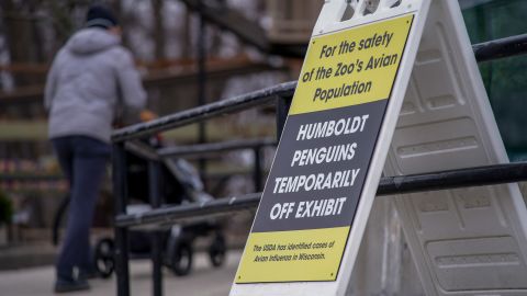 В зоопарка на окръг Милуоки се вижда знак, показващ, че експонатите на птици са затворени, за да се предпазят от птичи грип на 5 април.