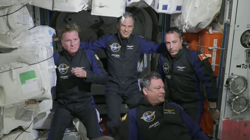 La misión especial completa de los astronautas de SpaceX está de camino a casa después de una semana de retraso